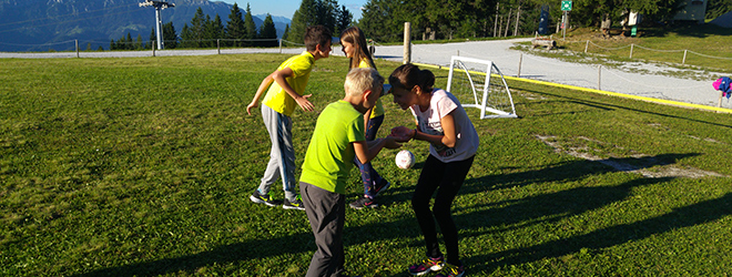 Otroci na taboru dobijo priložnost, da so aktivni na ustvarjalen način.